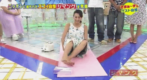 NMB48や人気アイドルがパンチラしてるエロGIF画像20枚 8