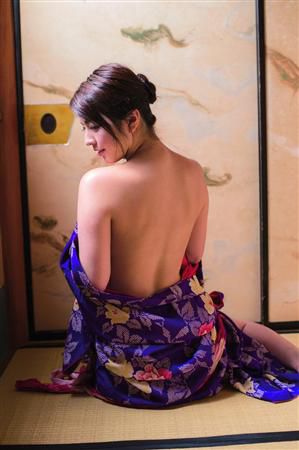 柳ゆり菜の乳首がもう少しで見えそう！ 4