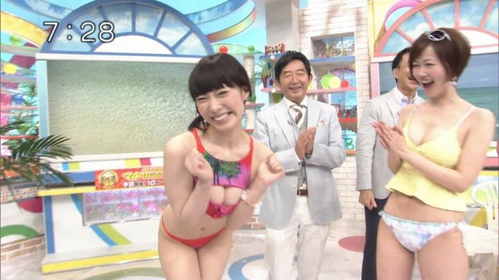 スタジオで行われたHな水着ショーのキャプ画像 29