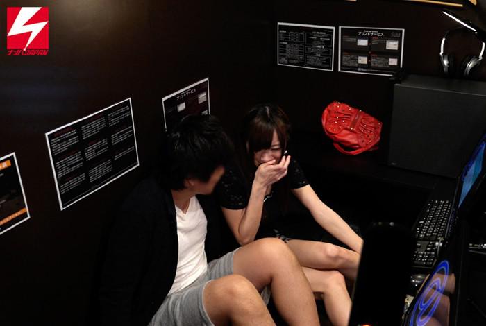 ネカフェに一人で来ている素人娘をナンパしたら意外とヤレるとその気にさせてくれたエロ画像・動画 1