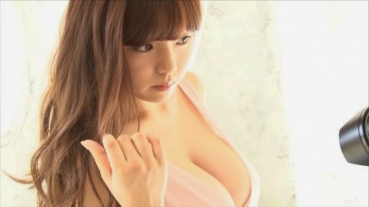 ハミ乳しながらテニスしてる篠崎愛がエロい！ 27