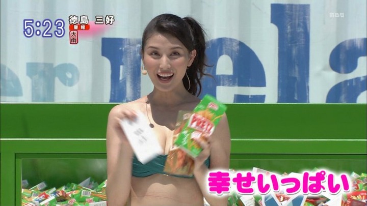 橋本マナミが悩殺水着でUFOキャッチャーに挑戦！ 7