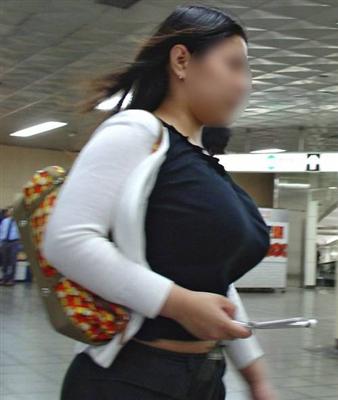 素人の着衣おっぱいがエロい画像 8