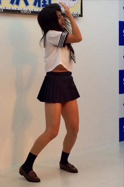 芹沢潤のミニスカセーラー服がエロい画像 6