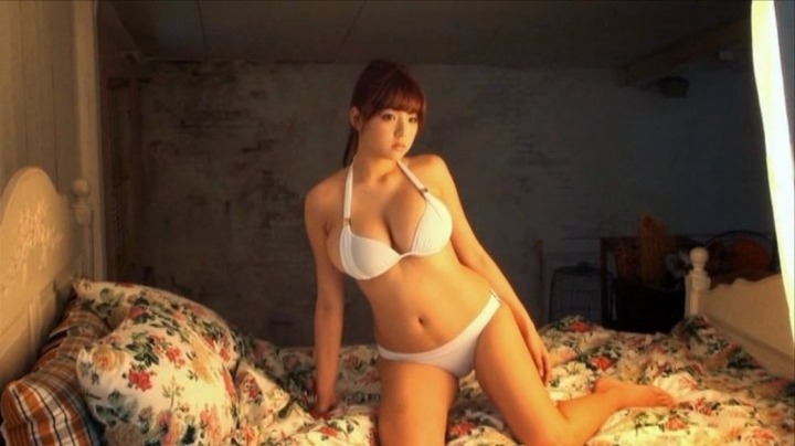 童顔巨乳な篠崎愛が子犬のように誘ってる 17