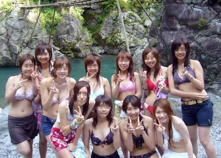 海ではしゃいでる素人のエロ水着画像80枚 55