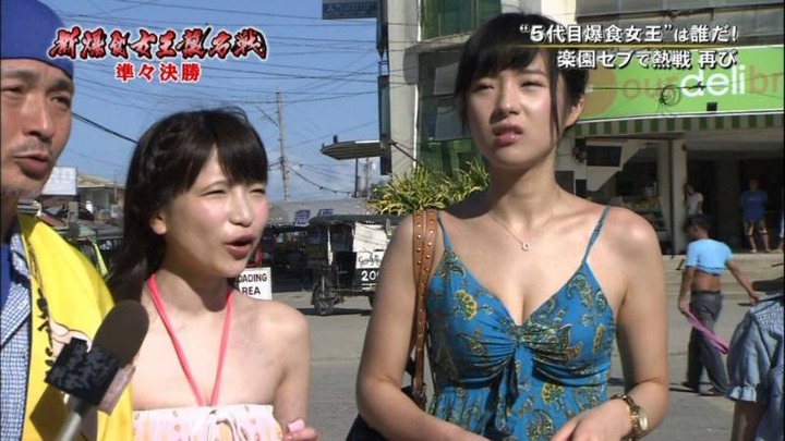 素人外国人の胸の谷間がエロいキャプ画像など 6