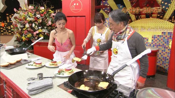 壇蜜がTVで胸の谷間見せながら料理してるエロ画像30枚 20