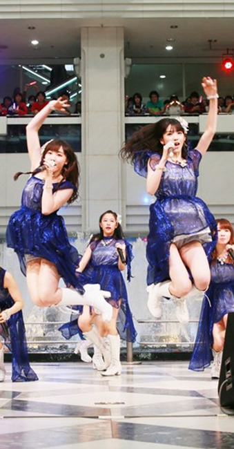 道重さゆみがライブ中にパンチラしてる画像 3