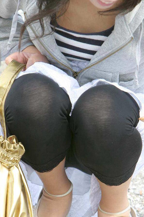 【レギンス素人パンチラエロ画像】透けないと油断してがっつりパンチラしてる女が多すぎｗｗｗｗｗ 3