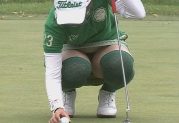 パンチラしてるプロゴルファーのキャプ画像 7