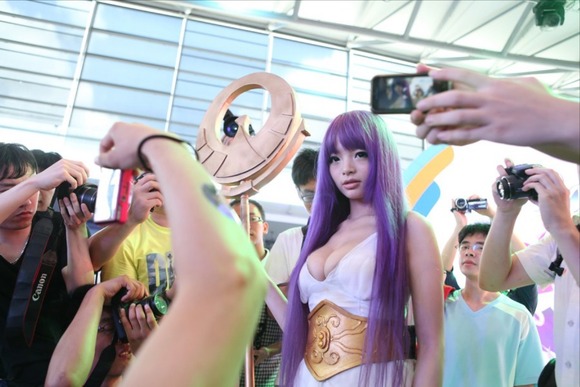 中国人巨乳コスプレイヤーがパンチラしてマンスジ見えてるエロ画像 25