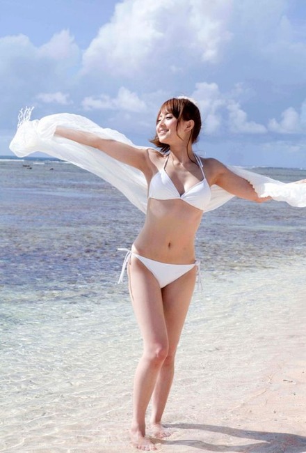 吉沢明歩（30）AV女優のしゃがみパンチラがエロい画像など。 19