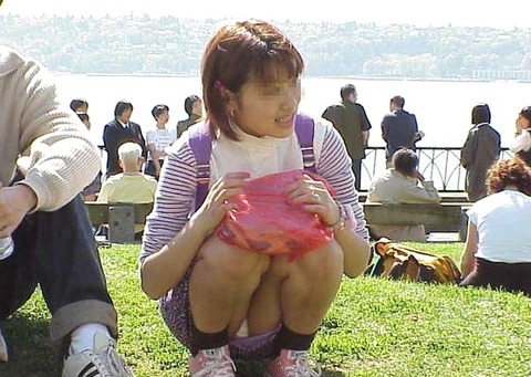 【赤面注意】恥ずかしいぐらいにパンチラしちゃってる素人娘の盗撮エロ画像ｗｗｗｗｗ 4