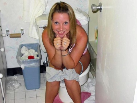 トイレでおふざけ・悪ふざけエロ写メ撮るのは万国共通らしいわｗｗｗｗｗ（画像あり） 26