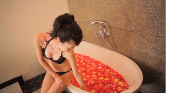 水玉ビキニでおっぱいの谷間がエロい逢沢りなのエロ画像 9