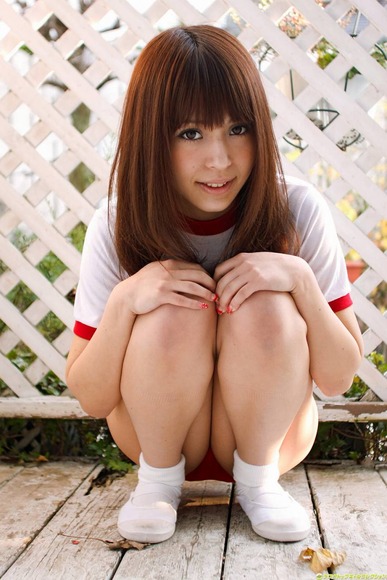 桜咲愛利　グラビアアイドルが網タイツで股を開いてるエロ画像 24