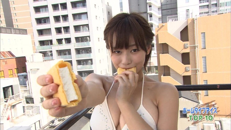 Gカップの和地つかさがエロそうにアイスを食べる 21