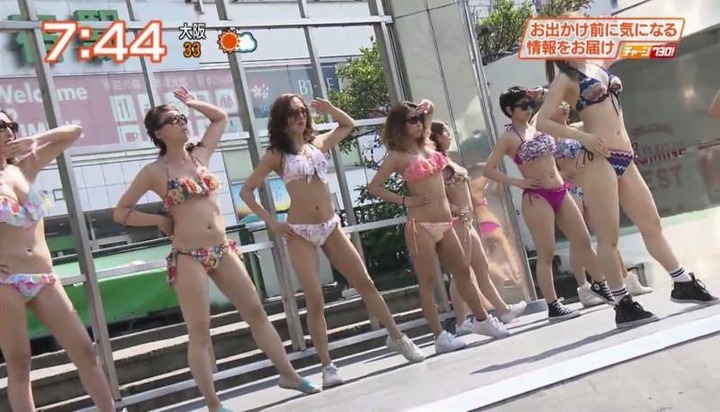 都心で素人水着ギャルが踊ってるエロ画像 5