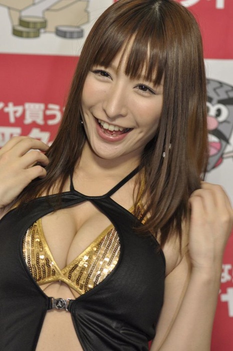東京オートサロンで露出してるキャンギャル・コンパニオンのエロ画像40枚 32