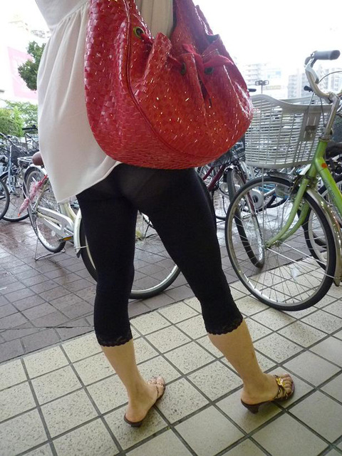 【レギンス素人パンチラエロ画像】透けないと油断してがっつりパンチラしてる女が多すぎｗｗｗｗｗ 14