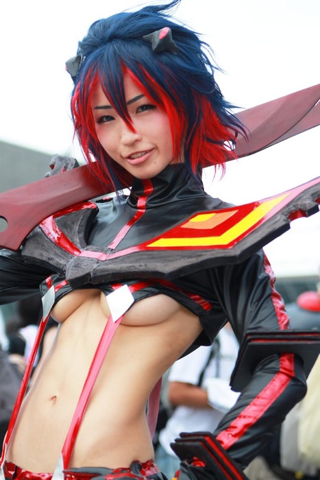 パンチラしてる素人コスプレイヤーのエロ画像 16