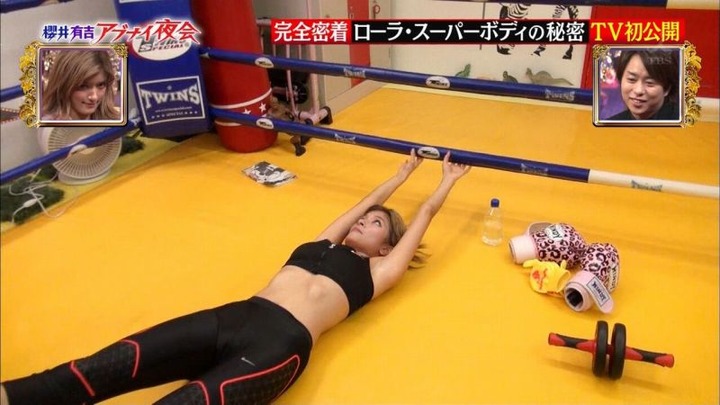 ローラがジムで胸チラしてるポーズがエロいキャプ画像 13