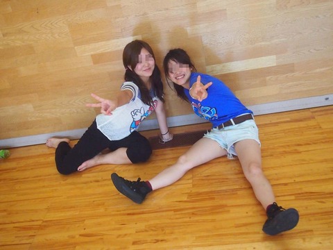Facebookには素人娘のパンチラがいっぱい！集合写真は注目して見とけｗｗｗｗｗ（画像あり） 20