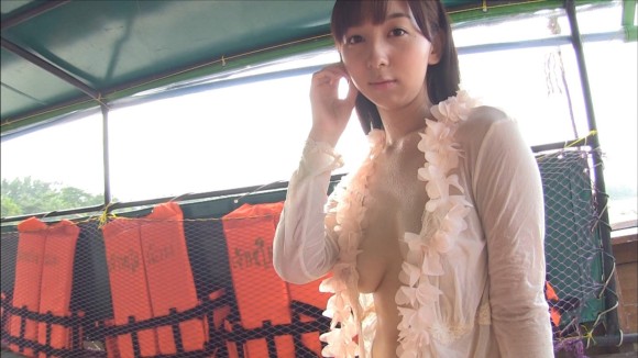 飯田里穂(21)横乳がエロいグラドルのエロ画像30枚 11