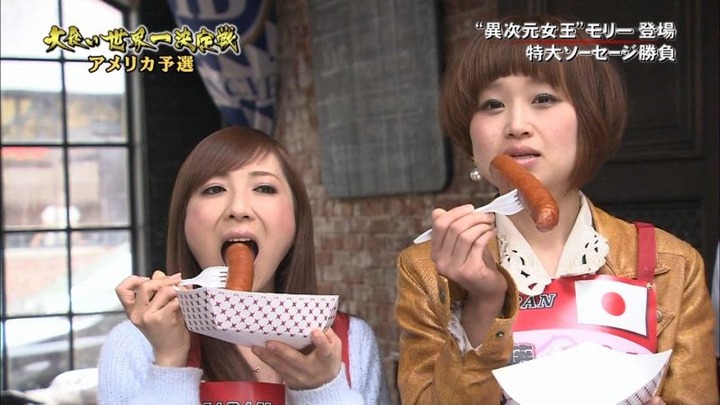大食い世界一決定戦で胸チラやパンチラしまくってるエロキャプ画像 7