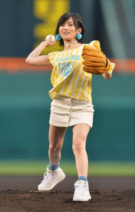 NMB48さや姉が始球式で足を上げてパンチラ　画像 15