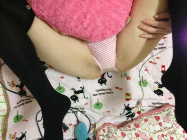 Ｍ字開脚でパンツ丸見えな女の子のエロ画像 33