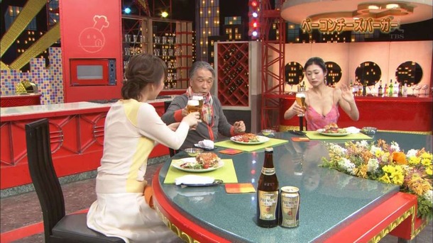 壇蜜がTVで胸の谷間見せながら料理してるエロ画像30枚 29