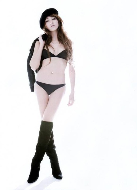 藤井リナ　巨乳モデルのセミヌードがエロい画像　ローラ 23