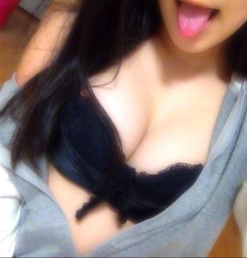 【巨乳谷間エロ画像】素人さんの胸チラってエロすぎて理性崩壊させてくるんだがｗｗｗｗｗ 11
