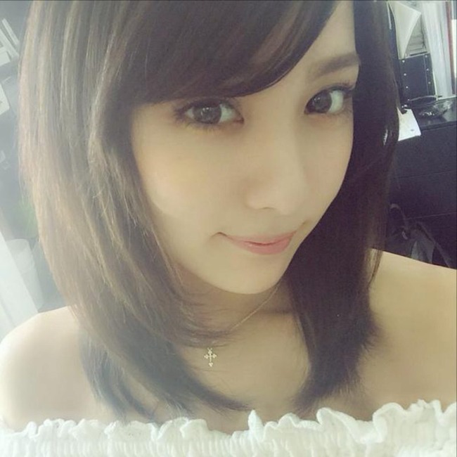 石川恋　美少女アイドルの黒ブラがエロい画像 13