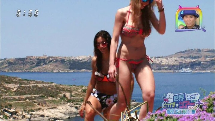 白人モデルの水着姿がエロいキャプ画像 1