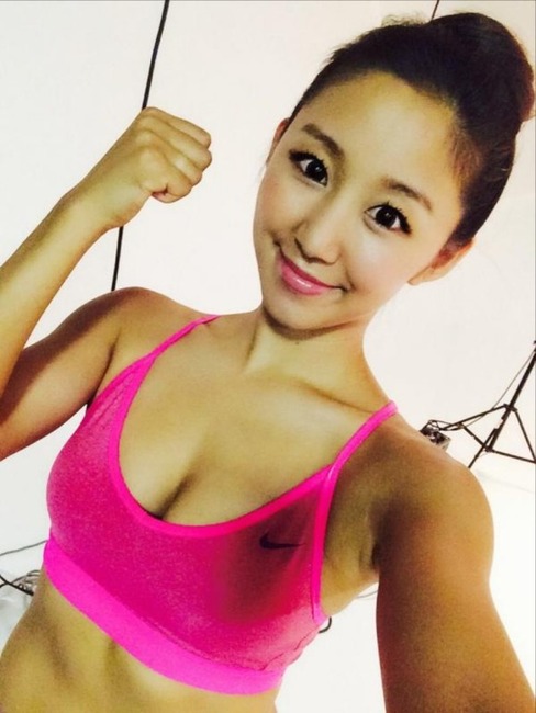 澤山璃奈 モデル・元フィギュア選手の胸の谷間がエロい画像 10