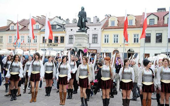 このドスケベ服がポーランドの女子士官学校の制服ってマジ？ 2