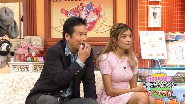 【画像】ローラの着衣巨乳や太ももに興奮する 16