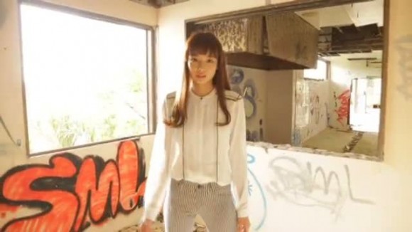 岡田紗佳　モデルの足長すぎ！ 33