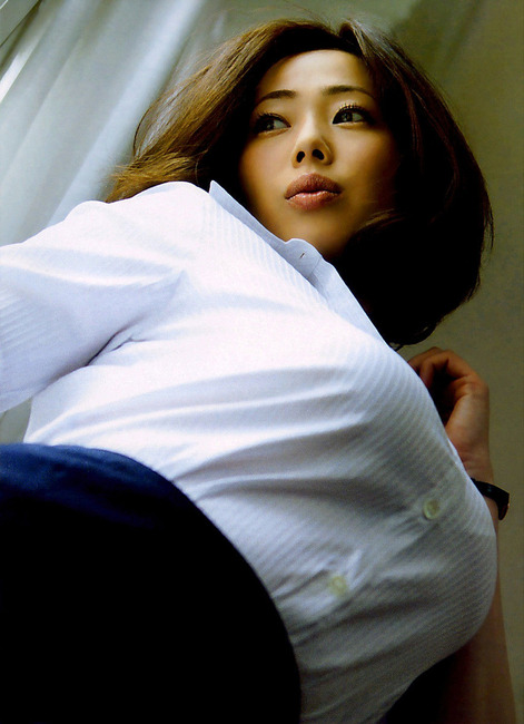 着衣巨乳な女の子をしゃぶりたくなるエロ画像 19