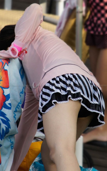 【素人屈みパンチラ盗撮エロ画像】これ見えた瞬間フルボッキしたのは俺だけだろうか？ｗｗｗｗｗ 12