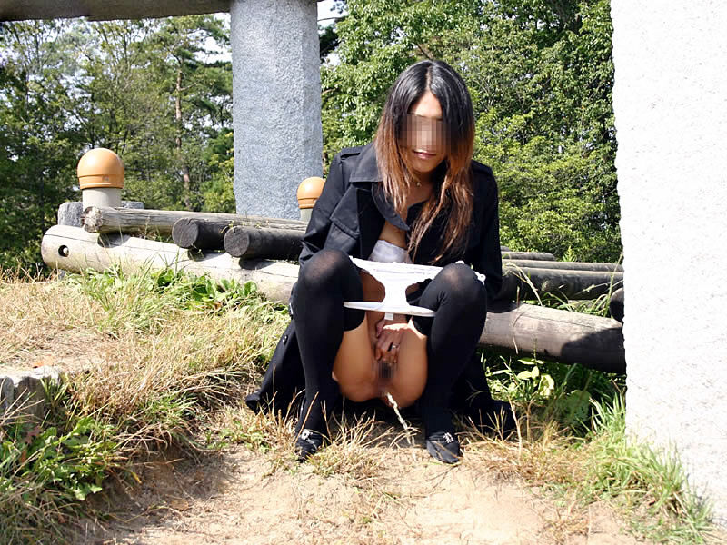 野外で放尿・おしっこしてるお姉さんのエロ画像 5