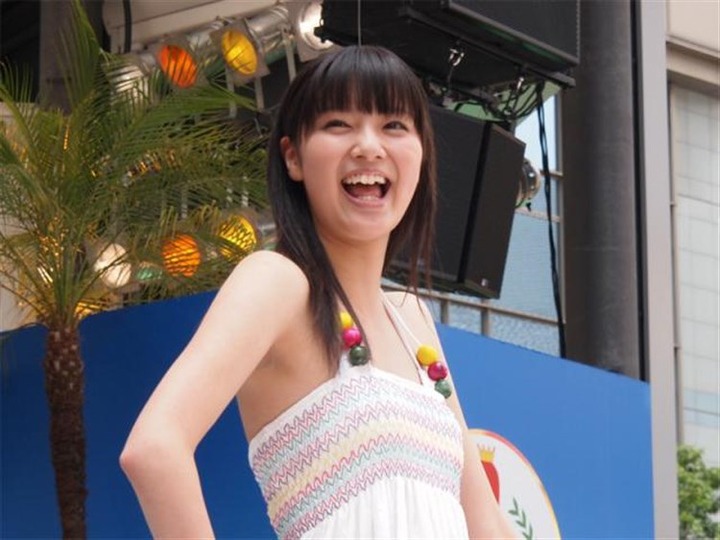 新川優愛のくびれがエロい画像 3