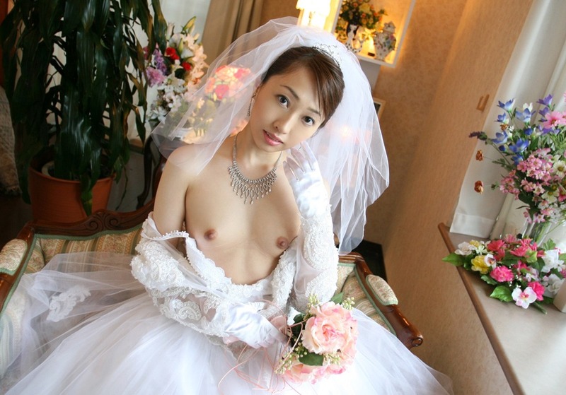 ウエディングドレスのコスプレで誘ってるお姉さん 17
