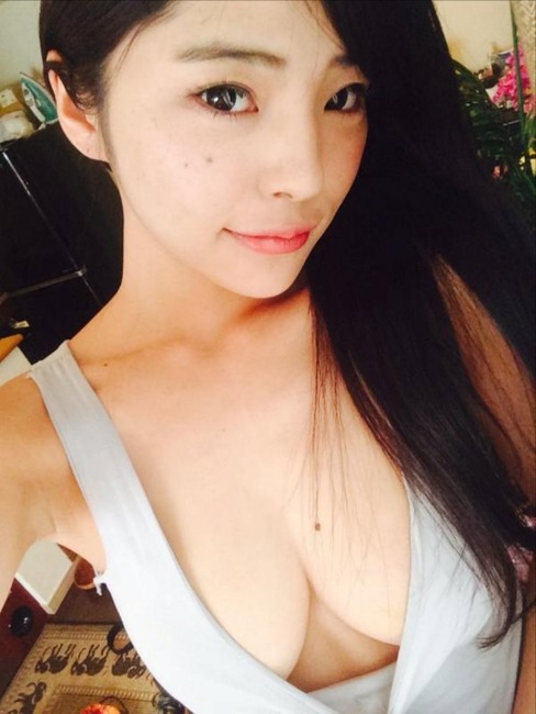 ニコ生主でAV女優の片桐えりりかがTwitterでおっぱい晒してるエロ画像 2