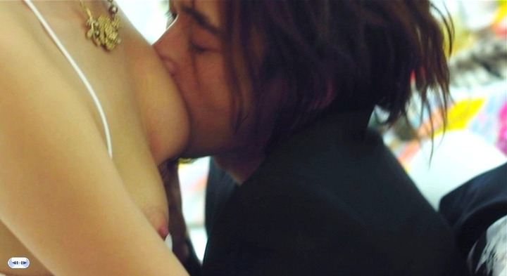 【画像】映画で見せた沢尻エリカのﾌﾟﾙﾌﾟﾙ美白おっぱいｗｗｗ 2