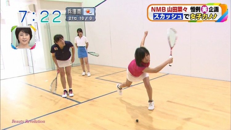 NMB48山田菜々がスカッシュでアンスコパンチラしてるエロキャプ画像 7