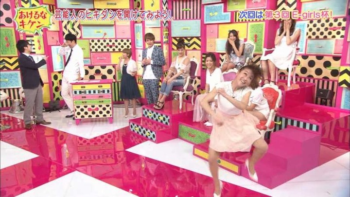 鈴木奈々が陰毛をおさえて落ち着いてるキャプ画像 7